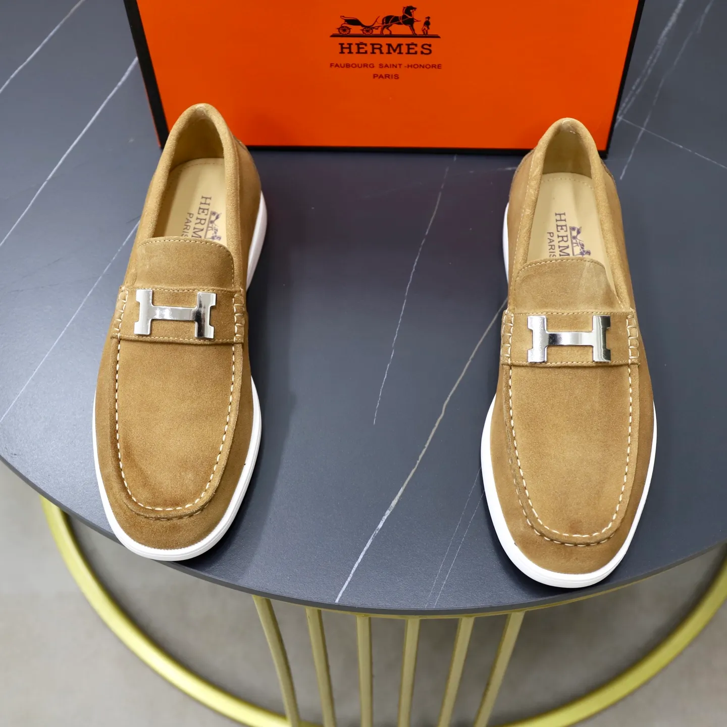 Ex-factory price: 540💰Hermès/Hermès slip-on men's shoes. This shoe is made of imported cow suede leather, with simple and smooth lines, and a 3CM rubber foam ultra-light sole combined with aerodynamic design! Youthful and fashionable, H button decoration, contrasting leather embellishment on the heel, calf lining to gently wrap your feet, with embossed logo cowhide feet, leather rock strips, casual and urban style, highlighting youthful vitality, sports and leisure version, super versatile Size number: 38-39-40-41-42-43-44 Standard leather shoe size (45 can be customized but does not support returns)